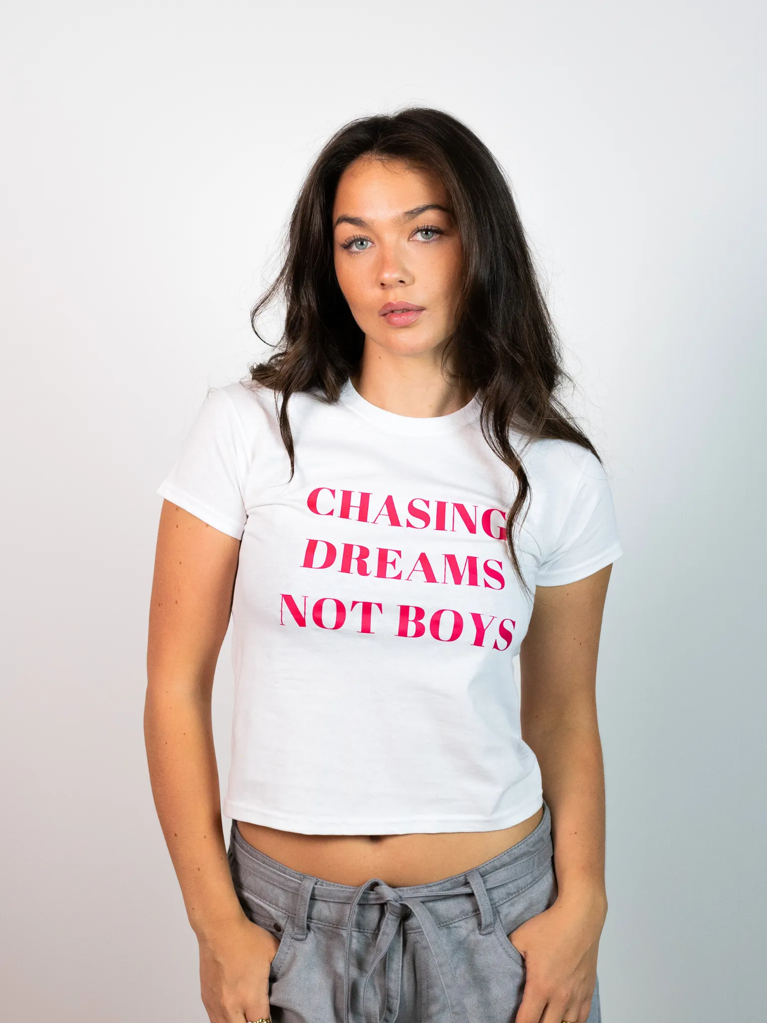 CHASING DREAMS, BABY TEE - HVID