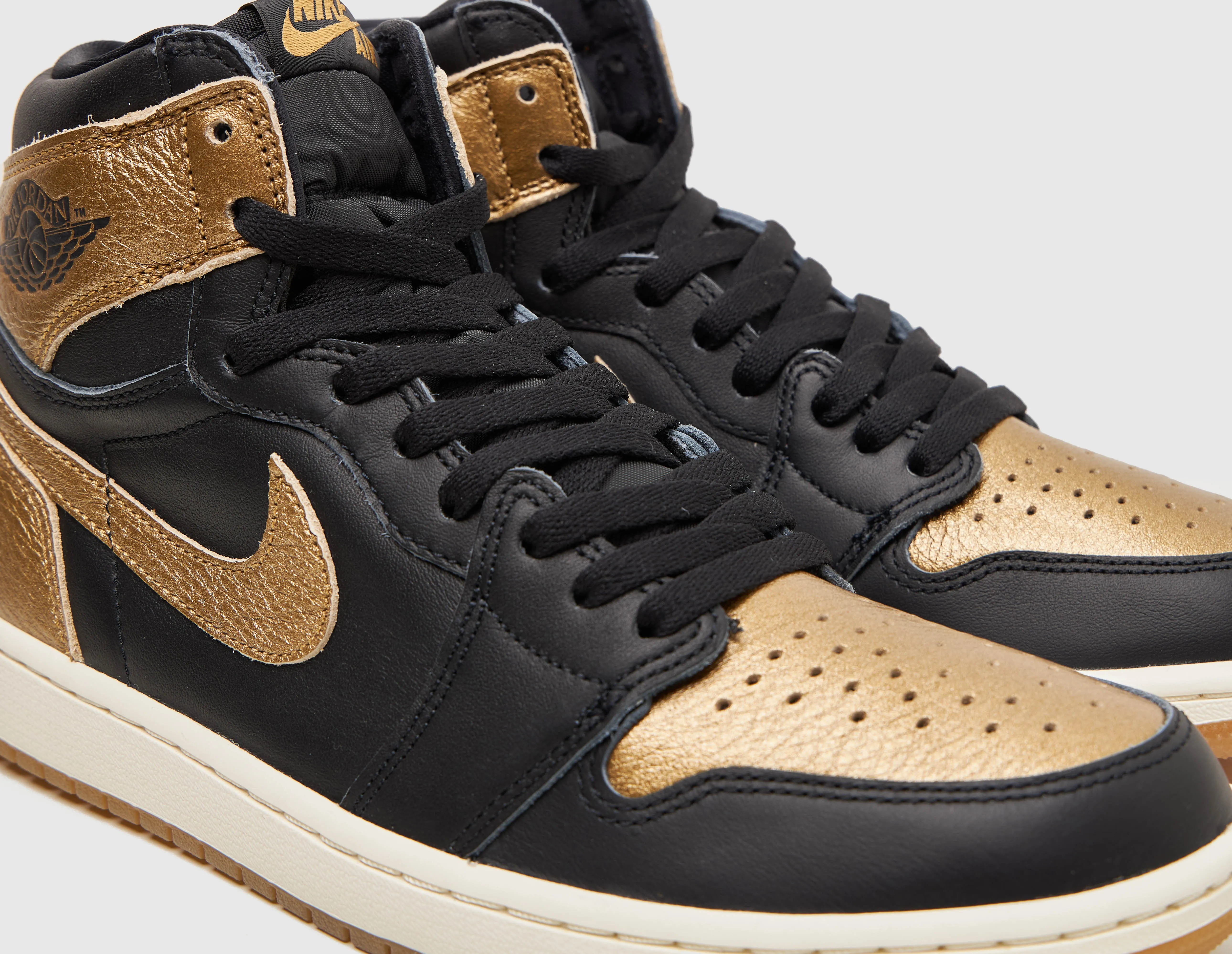 Jordan 1 Retro High OG Black / Metallic Gold - Sail