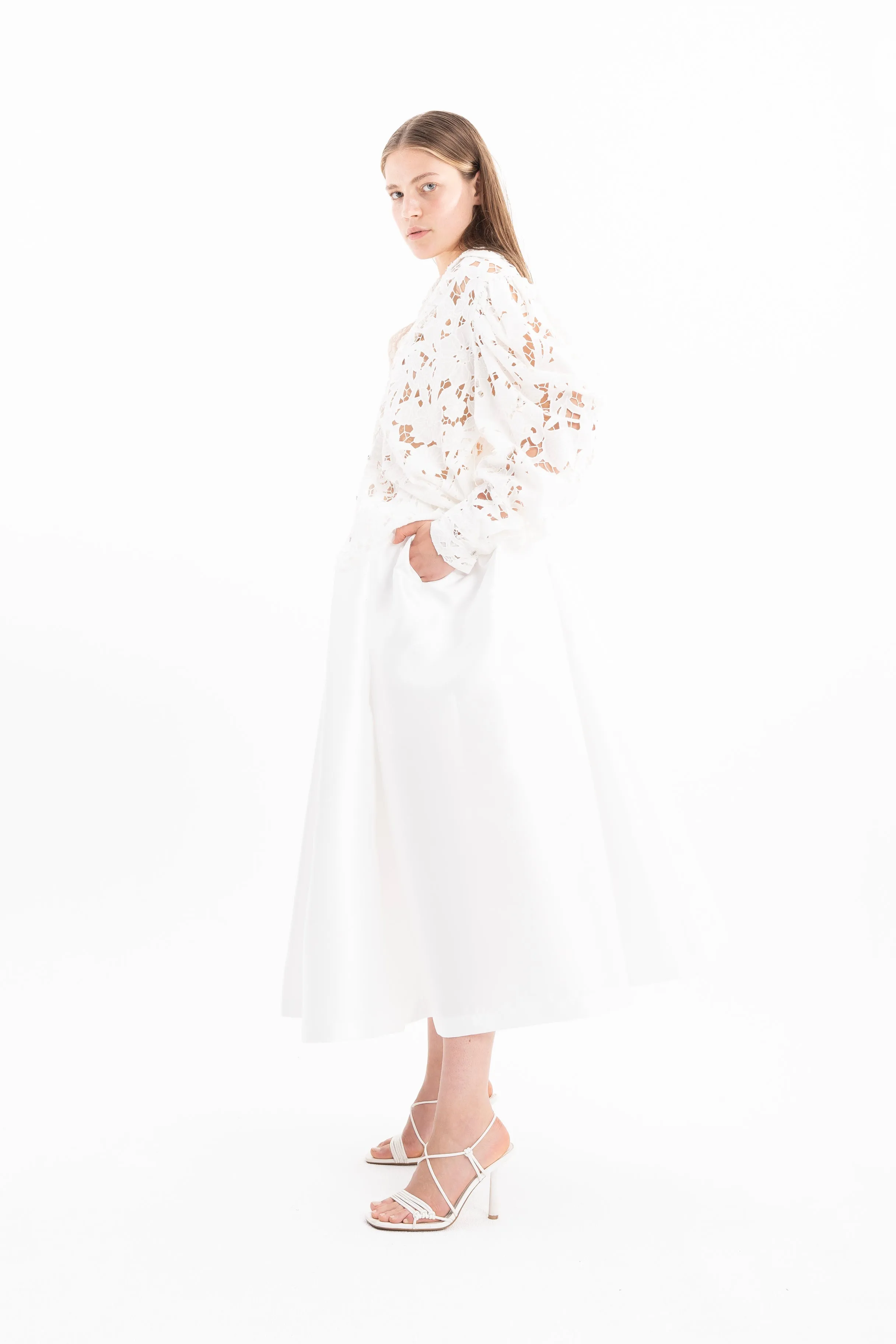 WHITE EMBROIDERED PUFF SLEEVE SHIRT